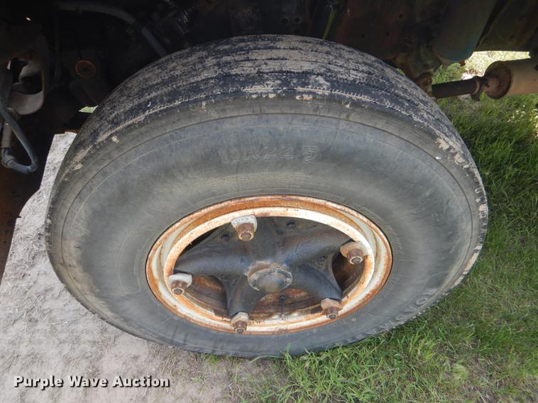 image for item FT9507 1973 Ford T802 grain truck