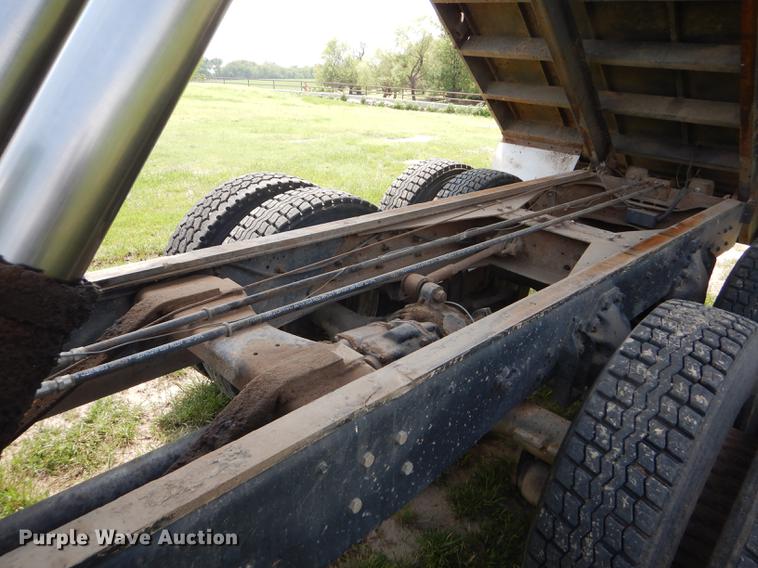 image for item FT9507 1973 Ford T802 grain truck