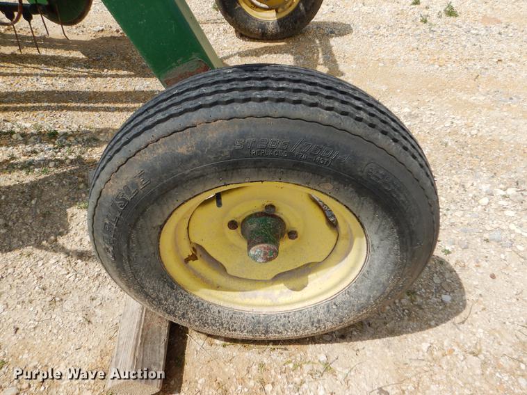 image for item FT9540 1990 John Deere 705 hay rake