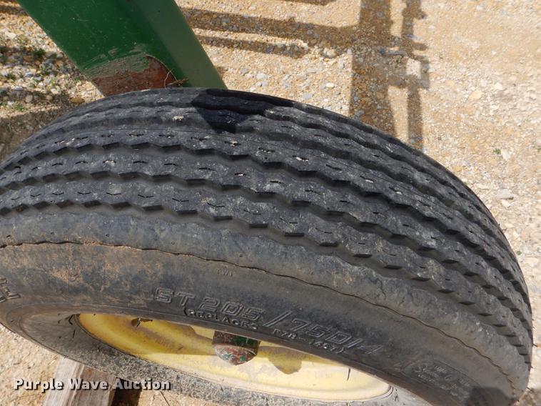 image for item FT9540 1990 John Deere 705 hay rake