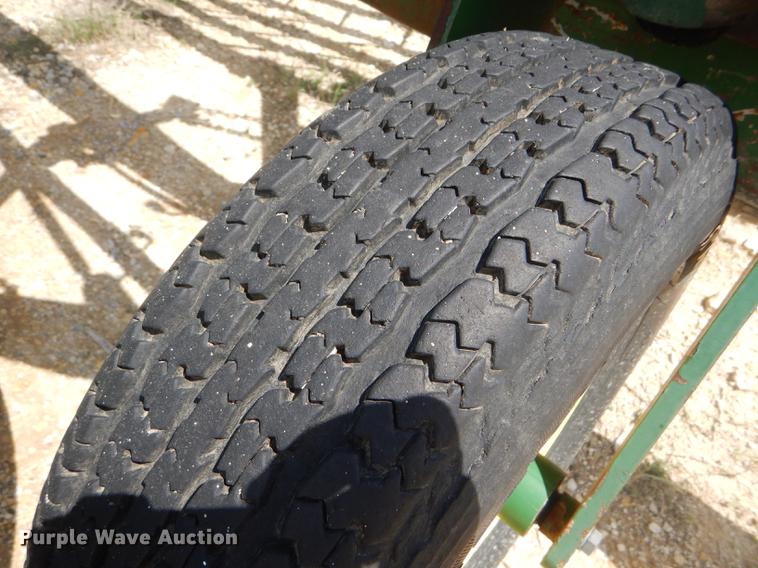 image for item FT9540 1990 John Deere 705 hay rake