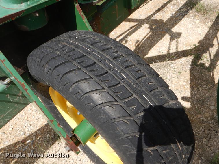 image for item FT9540 1990 John Deere 705 hay rake