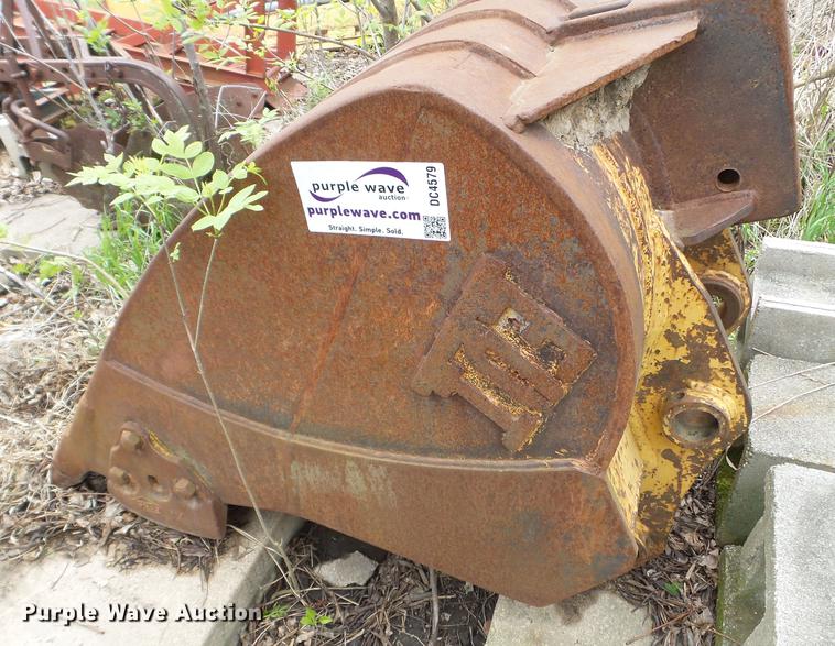 image for item DC4579 EBI 33"W excavator bucket