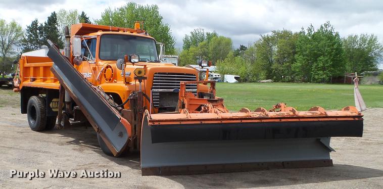 image for item DC4604 1990 Ford L8000 dump truck