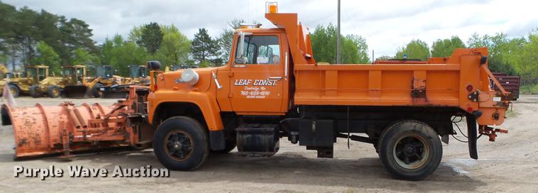 image for item DC4604 1990 Ford L8000 dump truck