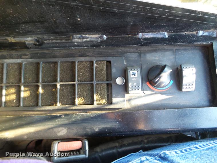 image for item DC4612 2005 Caterpillar 277B skid steer