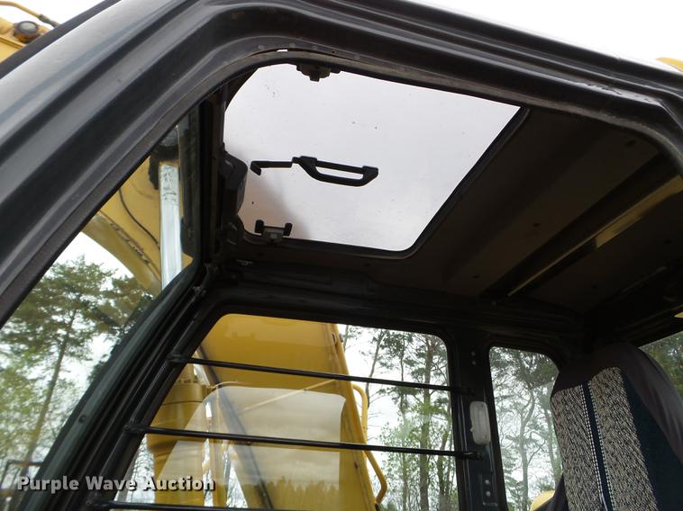 image for item DC4614 2004 John Deere 120C excavator