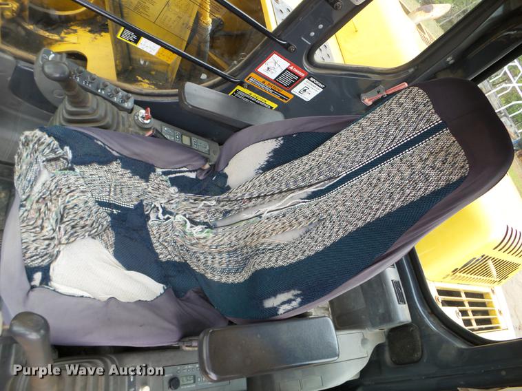 image for item DC4614 2004 John Deere 120C excavator