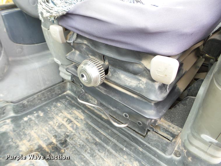 image for item DC4614 2004 John Deere 120C excavator