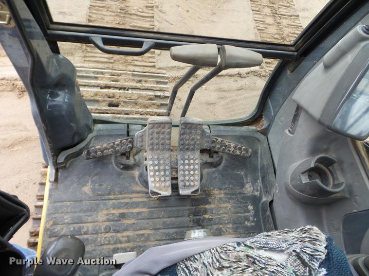 image for item DC4614 2004 John Deere 120C excavator