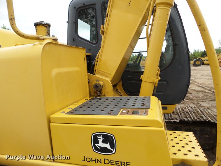image for item DC4614 2004 John Deere 120C excavator