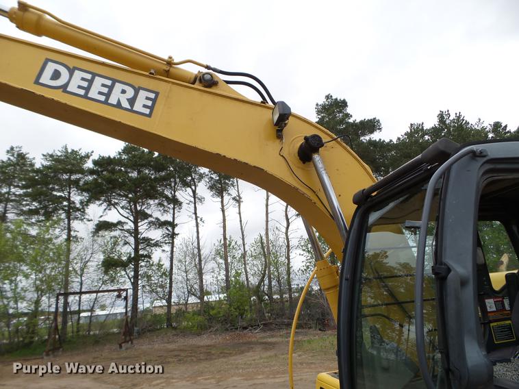 image for item DC4614 2004 John Deere 120C excavator