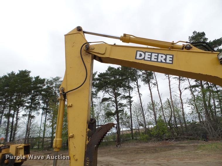 image for item DC4614 2004 John Deere 120C excavator