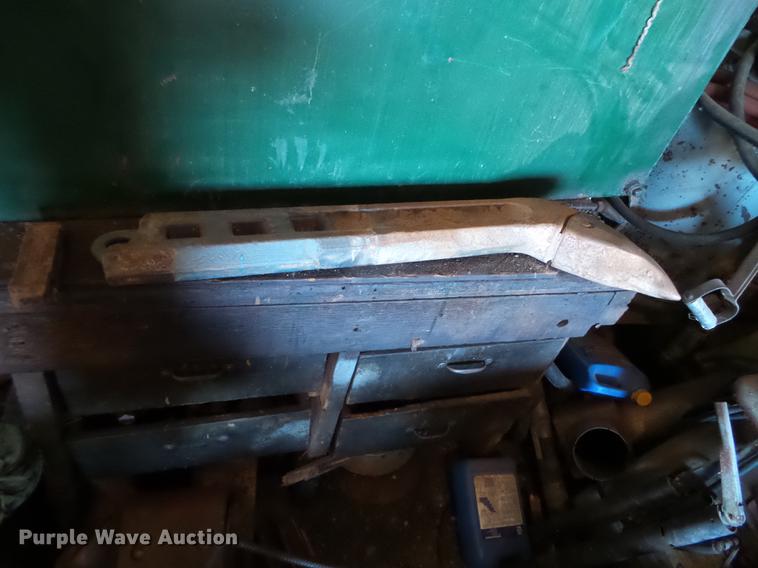 image for item DC4614 2004 John Deere 120C excavator