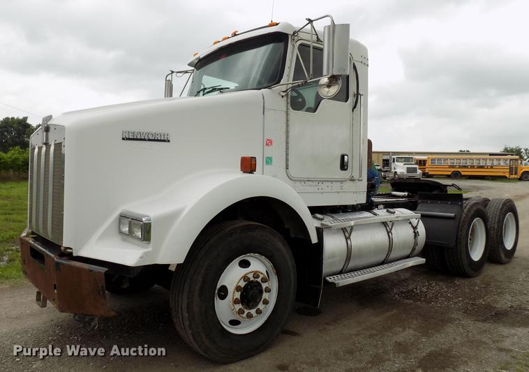 image for item DB9642 2005 Kenworth T800 semi truck