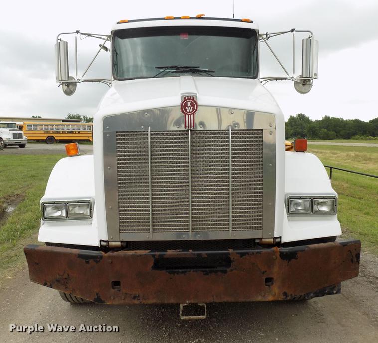 image for item DB9642 2005 Kenworth T800 semi truck