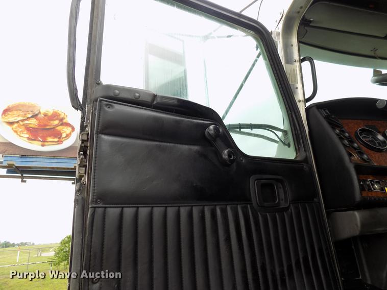 image for item DB9642 2005 Kenworth T800 semi truck