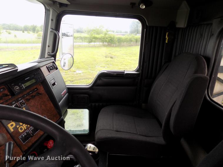 image for item DB9642 2005 Kenworth T800 semi truck