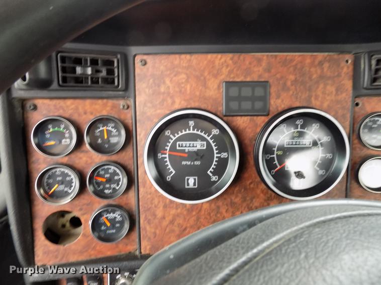 image for item DB9642 2005 Kenworth T800 semi truck