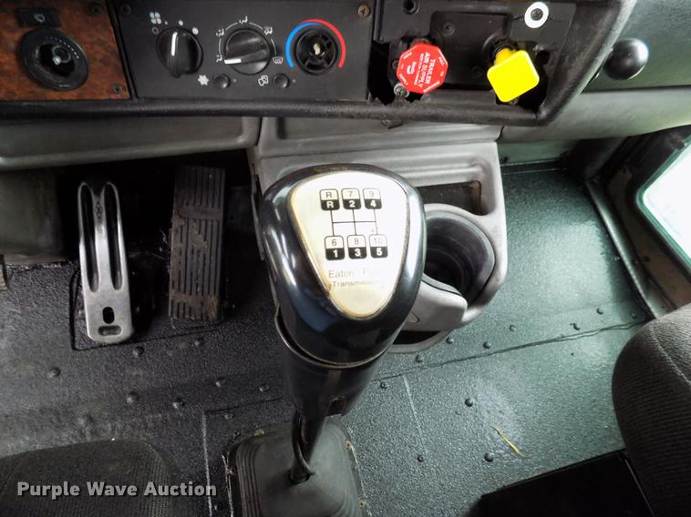 image for item DB9642 2005 Kenworth T800 semi truck