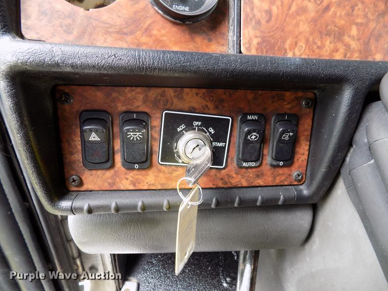 image for item DB9642 2005 Kenworth T800 semi truck