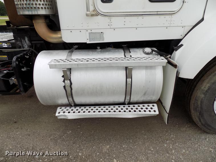 image for item DB9642 2005 Kenworth T800 semi truck