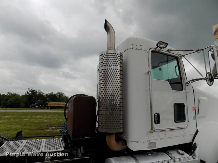 image for item DB9642 2005 Kenworth T800 semi truck