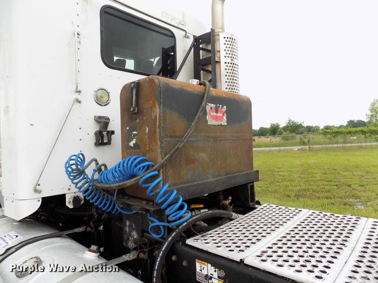 image for item DB9642 2005 Kenworth T800 semi truck