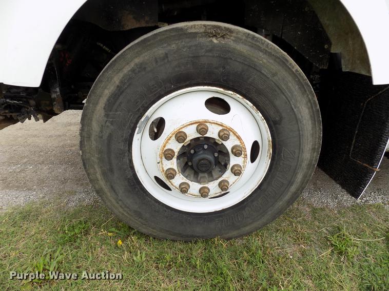 image for item DB9642 2005 Kenworth T800 semi truck