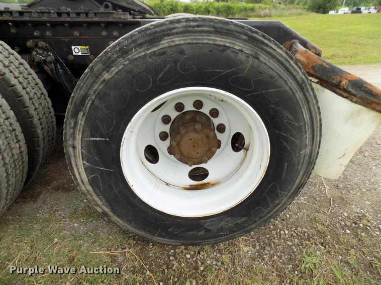 image for item DB9642 2005 Kenworth T800 semi truck