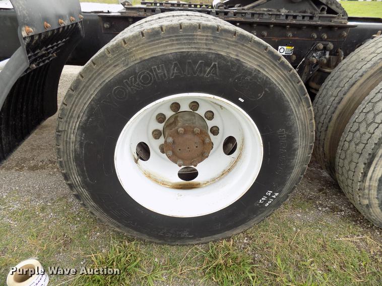 image for item DB9642 2005 Kenworth T800 semi truck