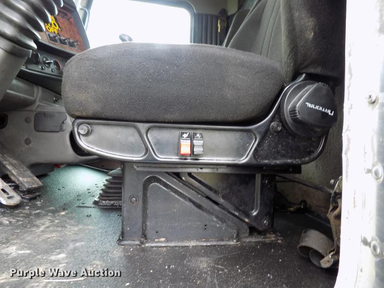 image for item DB9642 2005 Kenworth T800 semi truck