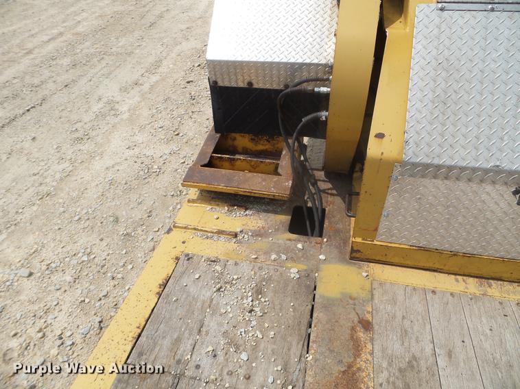 image for item DC4556 2007 Etnyre lowboy equipment trailer