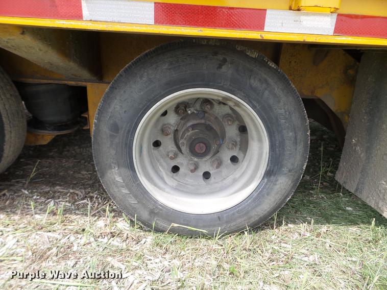 image for item DC4557 2005 Trail King TK110HT-533 drop deck equipment trailer