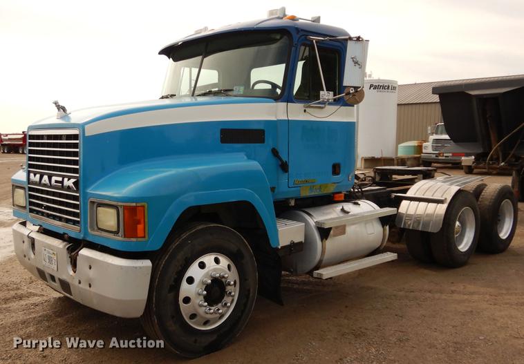 image for item DC8696 2002 Mack CH613 MaxiCruise semi truck