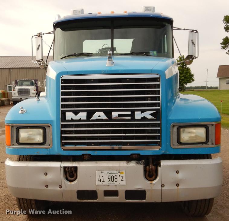 image for item DC8696 2002 Mack CH613 MaxiCruise semi truck