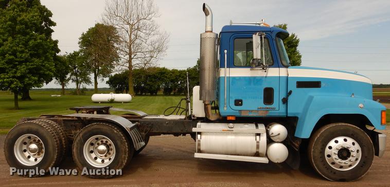 image for item DC8696 2002 Mack CH613 MaxiCruise semi truck