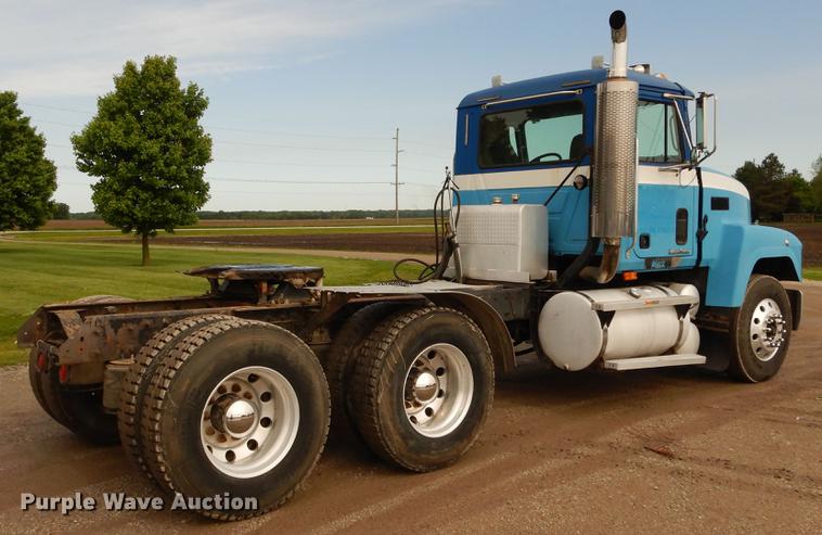 image for item DC8696 2002 Mack CH613 MaxiCruise semi truck