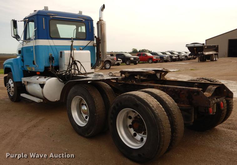 image for item DC8696 2002 Mack CH613 MaxiCruise semi truck