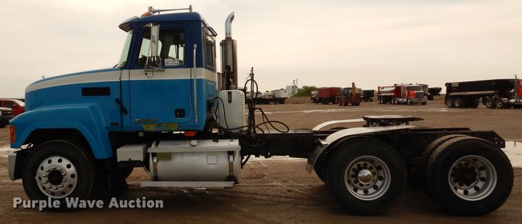 image for item DC8696 2002 Mack CH613 MaxiCruise semi truck