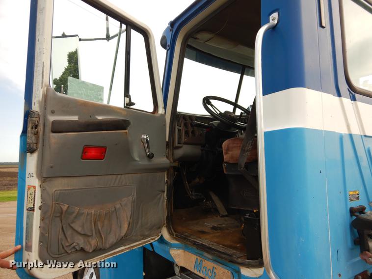 image for item DC8696 2002 Mack CH613 MaxiCruise semi truck