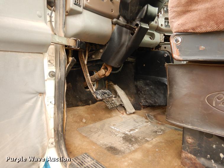 image for item DC8696 2002 Mack CH613 MaxiCruise semi truck