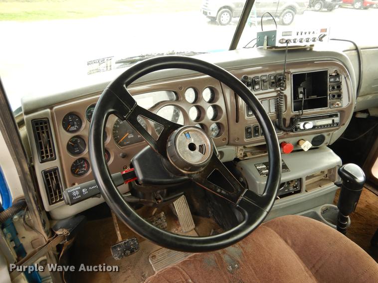 image for item DC8696 2002 Mack CH613 MaxiCruise semi truck