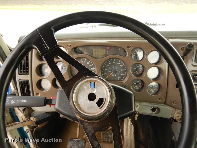 image for item DC8696 2002 Mack CH613 MaxiCruise semi truck