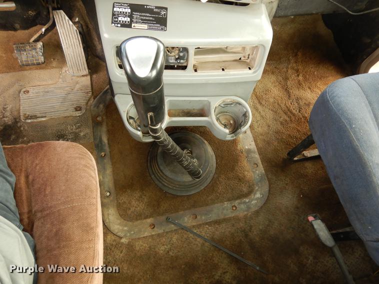 image for item DC8696 2002 Mack CH613 MaxiCruise semi truck