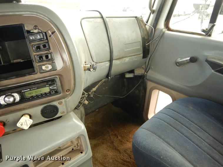 image for item DC8696 2002 Mack CH613 MaxiCruise semi truck