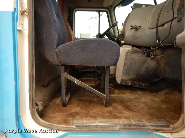 image for item DC8696 2002 Mack CH613 MaxiCruise semi truck