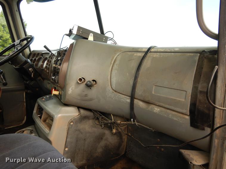 image for item DC8696 2002 Mack CH613 MaxiCruise semi truck