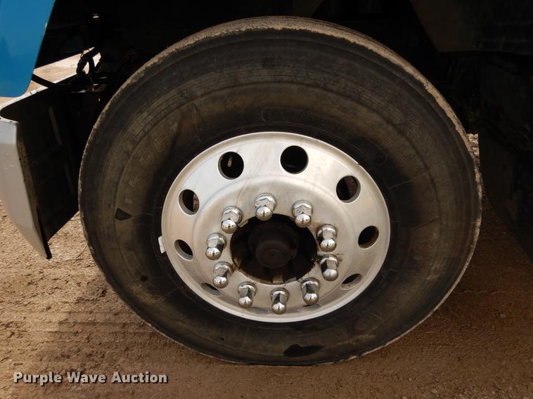 image for item DC8696 2002 Mack CH613 MaxiCruise semi truck