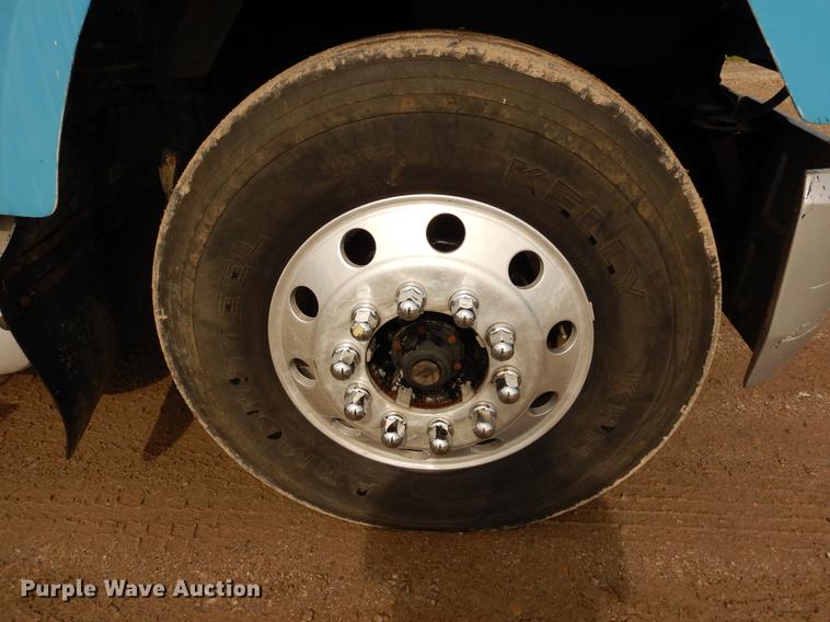 image for item DC8696 2002 Mack CH613 MaxiCruise semi truck